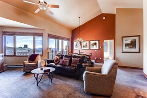 Televisión, chimenea, reproductor de DVD y libros 