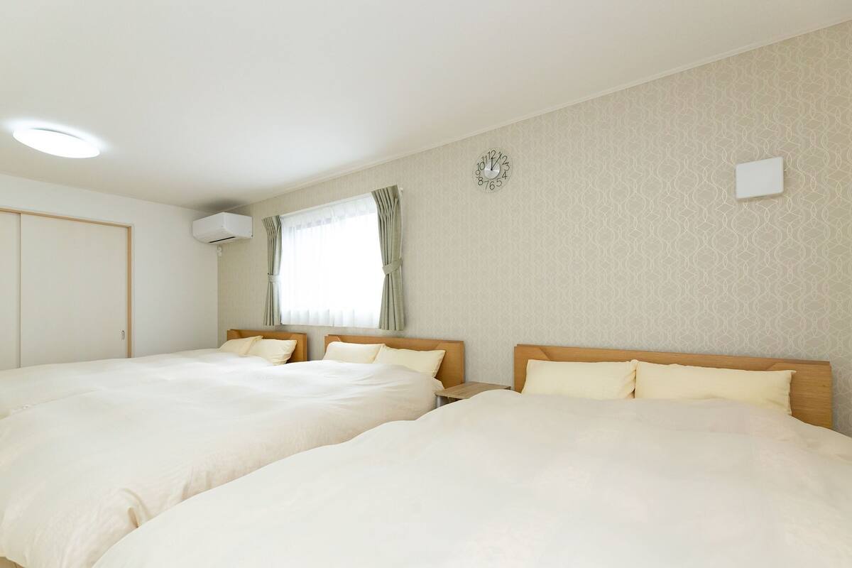 2 bedrooms, desk, soundproofing, free WiFi
