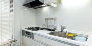 House (C) | Private kitchen | Fridge, microwave, stovetop, electric kettle - Kinugawa Station Front (Nikko)