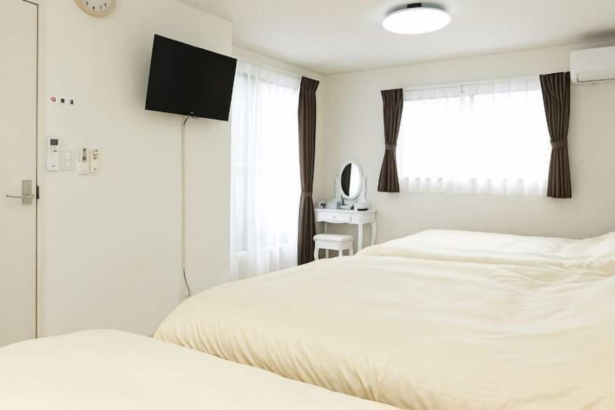 2 bedrooms, desk, soundproofing, free WiFi