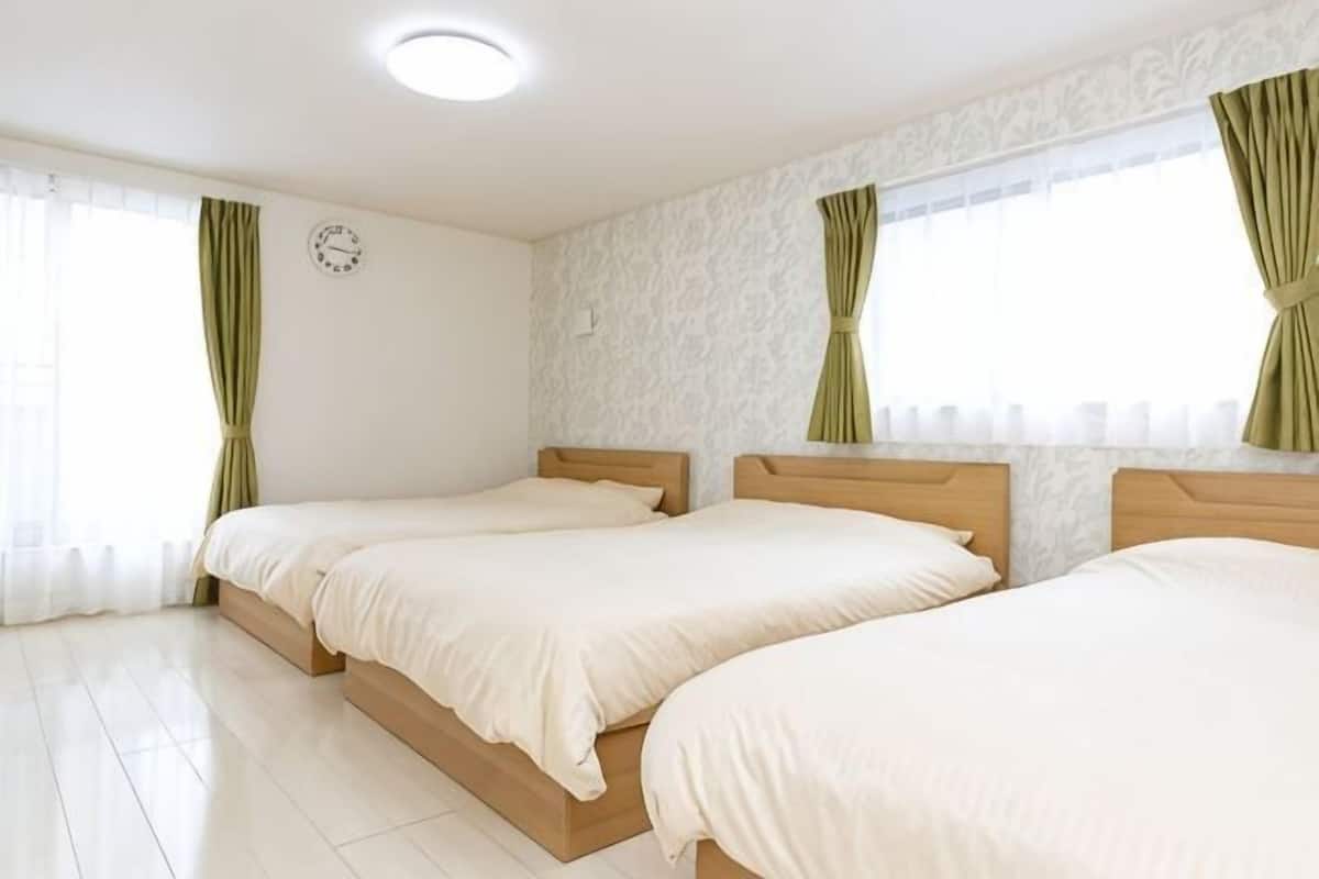 2 bedrooms, desk, soundproofing, free WiFi