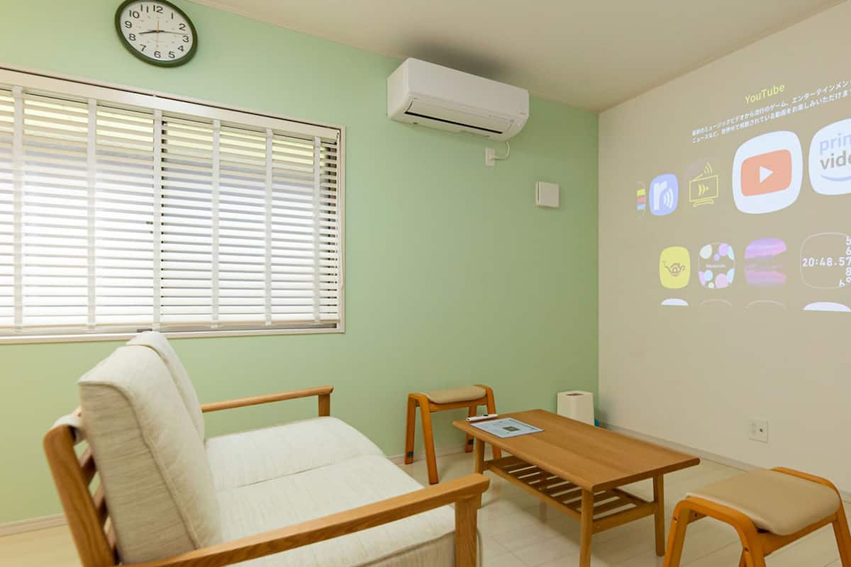 House (A) | Living room | Flat-screen TV