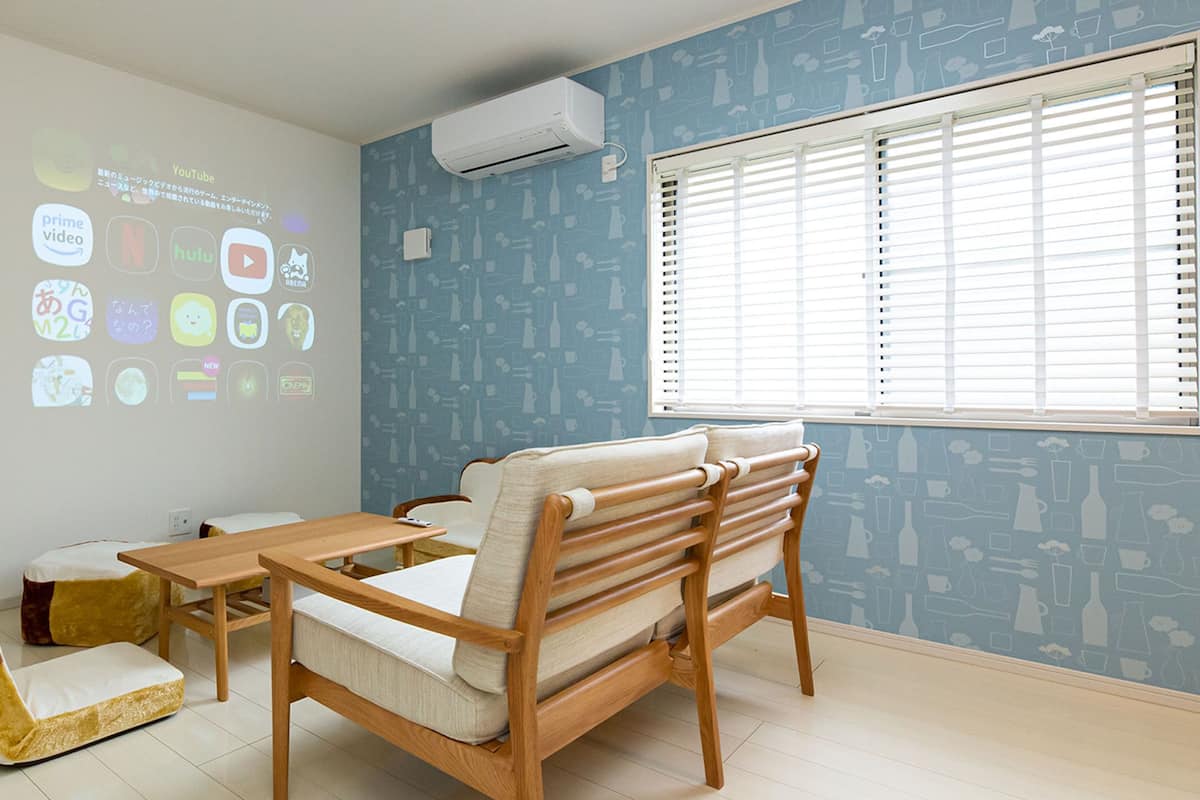 House (C) | Living room | Flat-screen TV