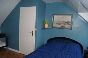 2 bedrooms, travel cot, WiFi