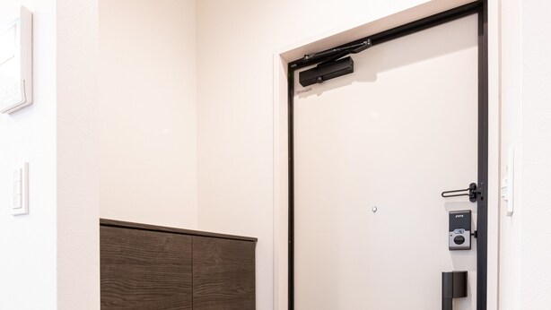 Moderni hissi, jossa on digitaalinen lukitus ja ohjauspaneeli.