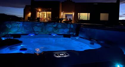 Secluded Desert Oasis: Luxurious Inn-Abiquiu Lake Views-Daily Gourmet Breakfast.