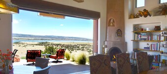 Secluded Desert Oasis: Luxurious Inn-Abiquiu Lake Views-Daily Gourmet Breakfast.