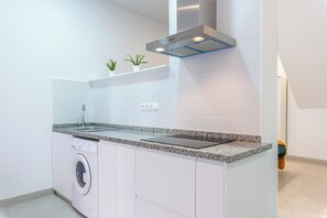 Een koelkast, een kookplaat, een koffiezetapparaat/waterkoker