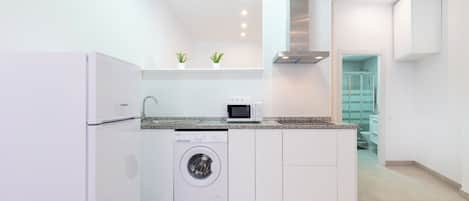 Kühlschrank, Herdplatte, Wasserkocher mit Kaffee-/Teezubehör, Toaster