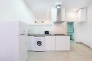 Refrigerador, placa de cocina, cafetera/tetera, tostadora