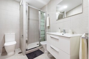 Shower, hair dryer, towels
