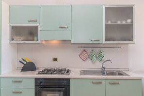 Jääkaappi, uuni, liesi, syöttötuoli