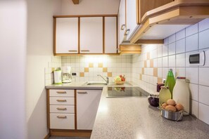 Frigorífico, horno, placa de cocina y cafetera o tetera