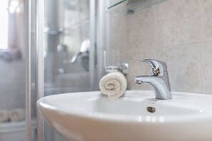 Dusche, kostenlose Toilettenartikel, Haartrockner, Handtücher