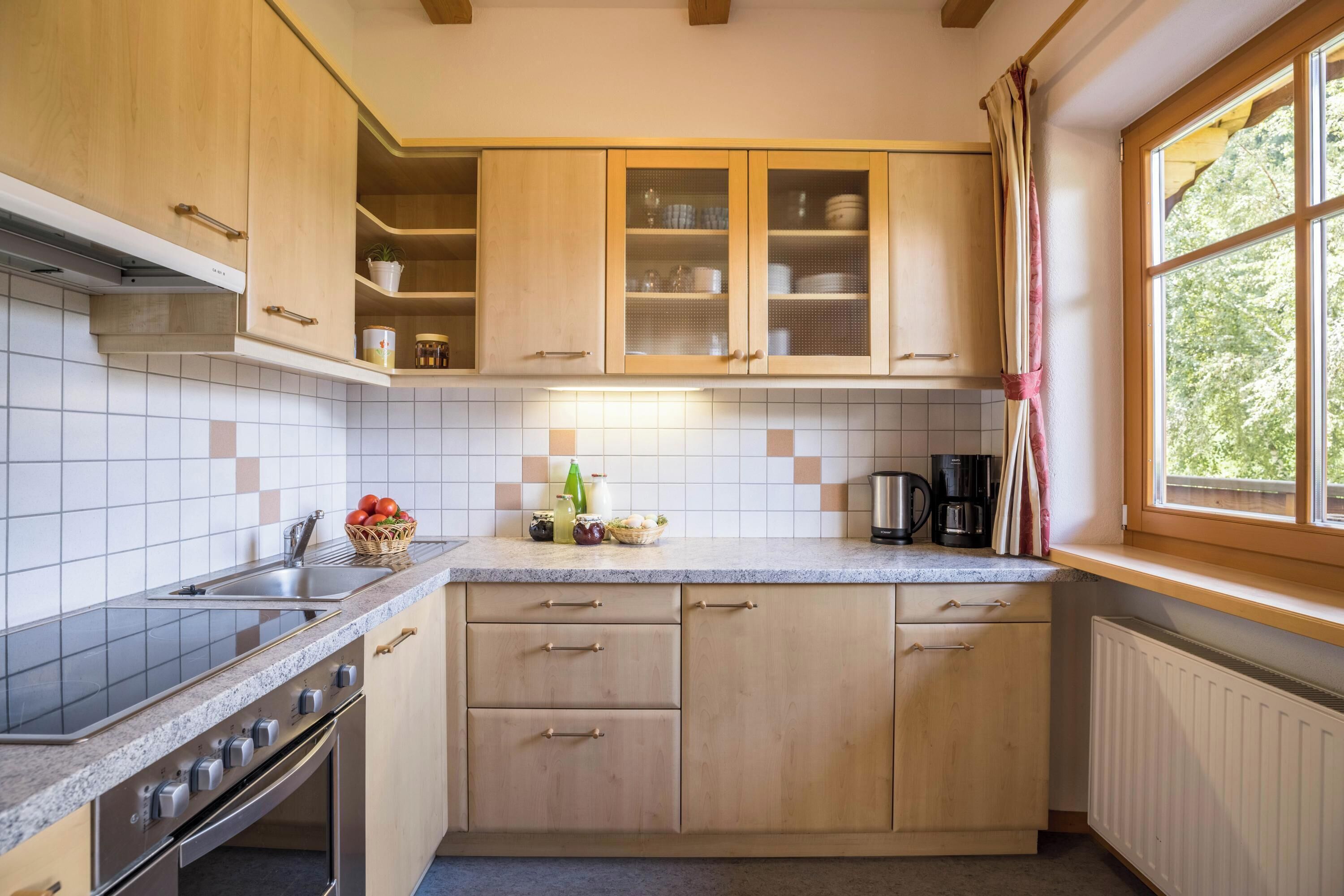 Kühlschrank, Ofen, Herdplatte, Wasserkocher mit Kaffee-/Teezubehör