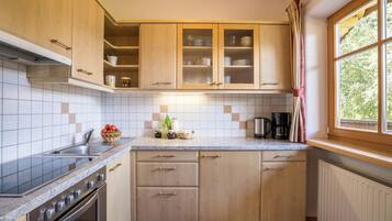 Kühlschrank, Ofen, Herdplatte, Wasserkocher mit Kaffee-/Teezubehör