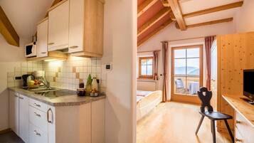 Frigorifero, microonde, piano cottura, macchina per tè/caffè