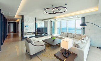 Ropa de cama de alta calidad y caja de seguridad en la habitación 