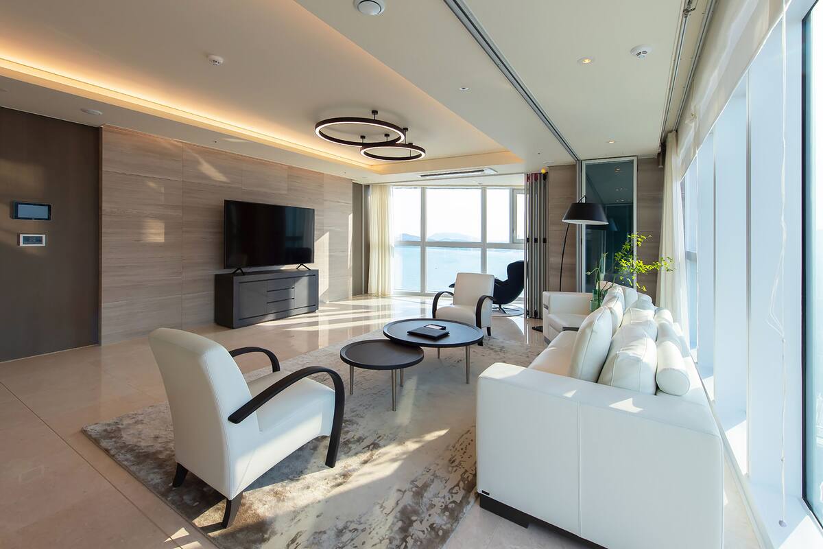 Beach Around Suite A (Haeundae Beach View) | 起居区 | 平板电视、加热地板