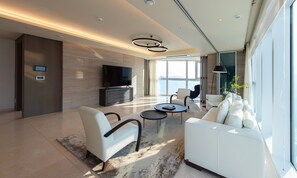 Televisión de pantalla plana, piso con calefacción