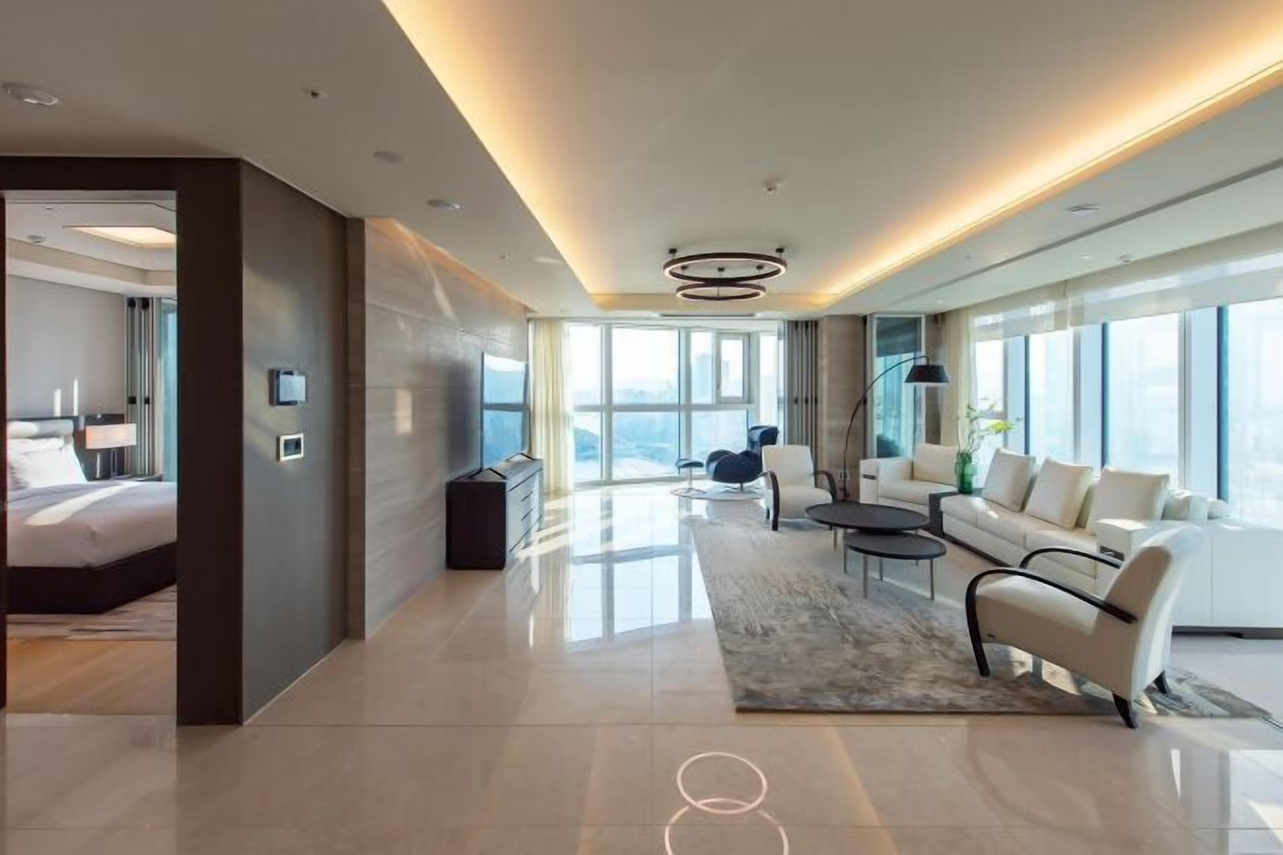 Premium bedding, in-room safe, soundproofing, free WiFi