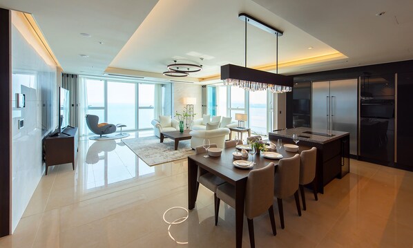 Televisión de pantalla plana, piso con calefacción