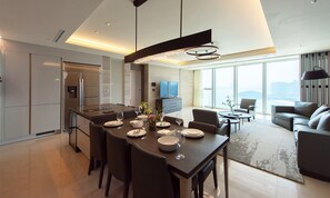 Beach Premium Suite B, C (Haeundae Beach View) | Cuisine privée | Réfrigérateur, four à micro-ondes, un four, surface de cuisson