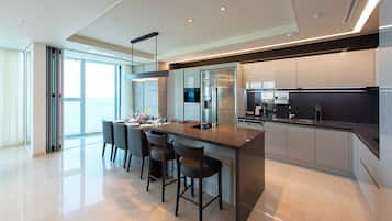 Suite prèmium | Cuina privada | Frigorífic, microones, forn i placa de cuina