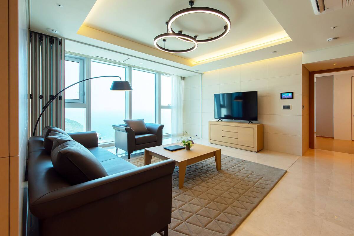 Ocean Suite F (Mipo Harbor View) | 起居区 | 平板电视、加热地板