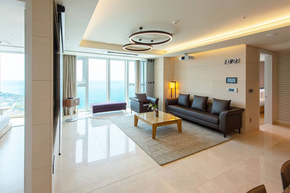Ocean Junior Suite G, H (Mipo Harbor View) | Area soggiorno | TV a schermo piatto, pavimenti riscaldati