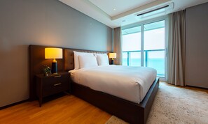 أغطية فراش متميزة وخزنة داخل الغرفة وتجهيزات عازلة للصوت وواي فاي مجانًا