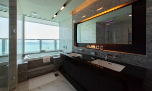 Beach Special Suite D | Salle de bain | Baignoire et douche séparées, séchoir à cheveux, pantoufles, bidet