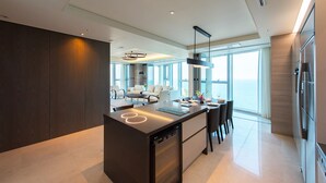 Una cocina moderna con una isla central, electrodomésticos integrados y vistas a la ciudad.