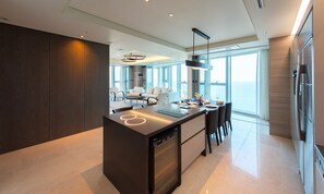 Ocean Around Suite I, J (Mipo Harbor View) | Cuisine privée | Réfrigérateur, micro-ondes, four, plaque de cuisson