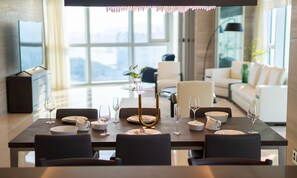 Beach Around Suite A (Haeundae Beach View) | ครัวส่วนตัว | ตู้เย็น, ไมโครเวฟ, เตาอบ, เตาประกอบอาหาร