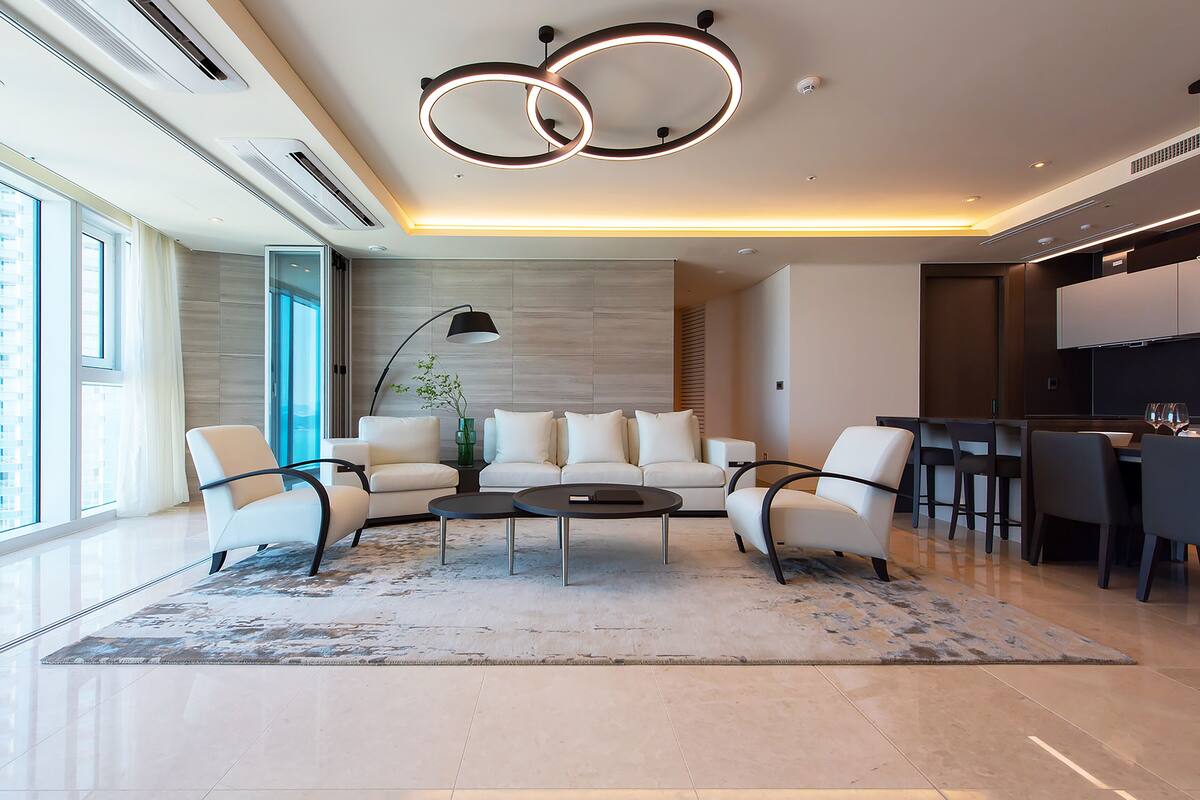 Beach Premium Suite B, C (Haeundae Beach View) | 起居区 | 平板电视、加热地板