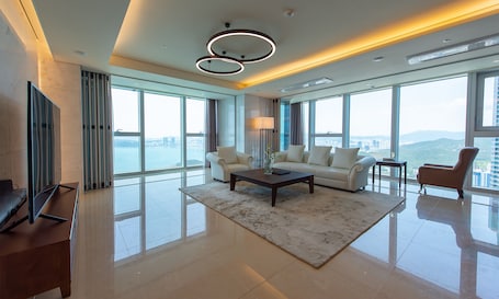 Televisión de pantalla plana, piso con calefacción