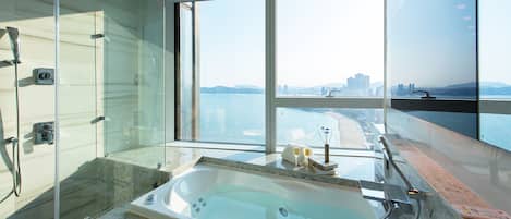 Beach Around Suite A (Haeundae Beach View) | Badeværelse | Separat badekar og bruser, hårtørrer, hjemmesko, bidet