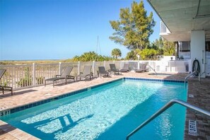 Et oppvarmet basseng