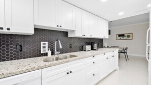 Refrigerador, microondas, horno y lavavajillas 