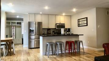 雪櫃、微波爐、焗爐、爐具