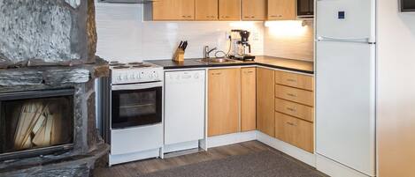 ثلاجة، ميكروويف، غسالة أطباق، مستلزمات طهي/أطباق/أوعية