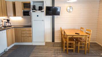 Refrigerador, microondas, lavavajillas, utensilios de cocina