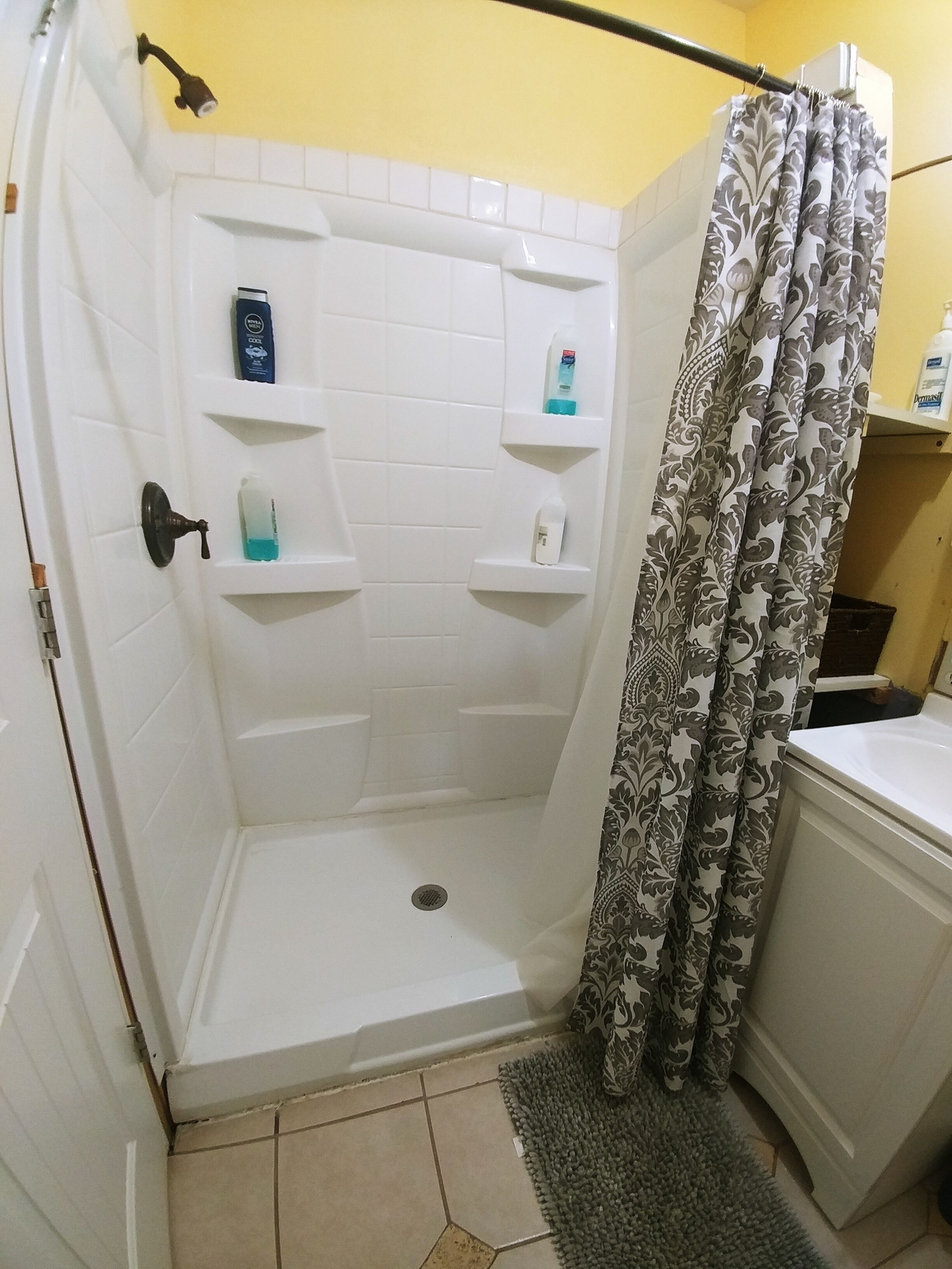 Regadera, secadora de cabello, toallas, jabón 