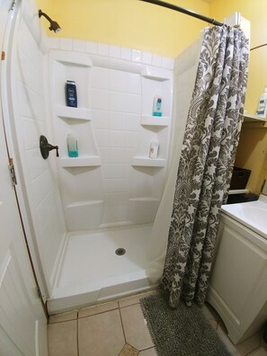 Douche, séchoir à cheveux, serviettes fournies, savon