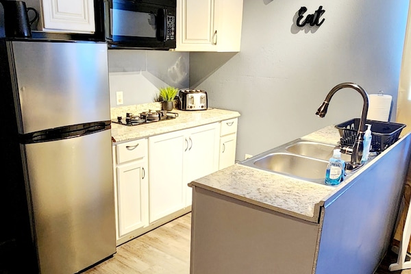 Refrigerador, microondas, parrilla de estufa y cafetera y tetera