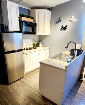 Jääkaappi, mikroaaltouuni, liesi, kahvin-/teenkeitin