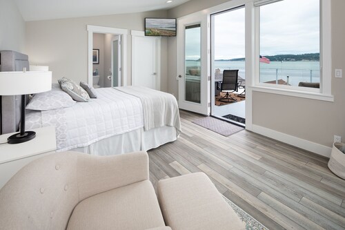 AC, kayaks, rooftop deck with fire pit, boat launch and incredible views!