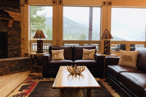 Een smart-tv, een open haard en boeken