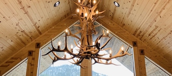 Bighorn Lodge-10 minutes to YNP+Hot tub+Wifi+AC